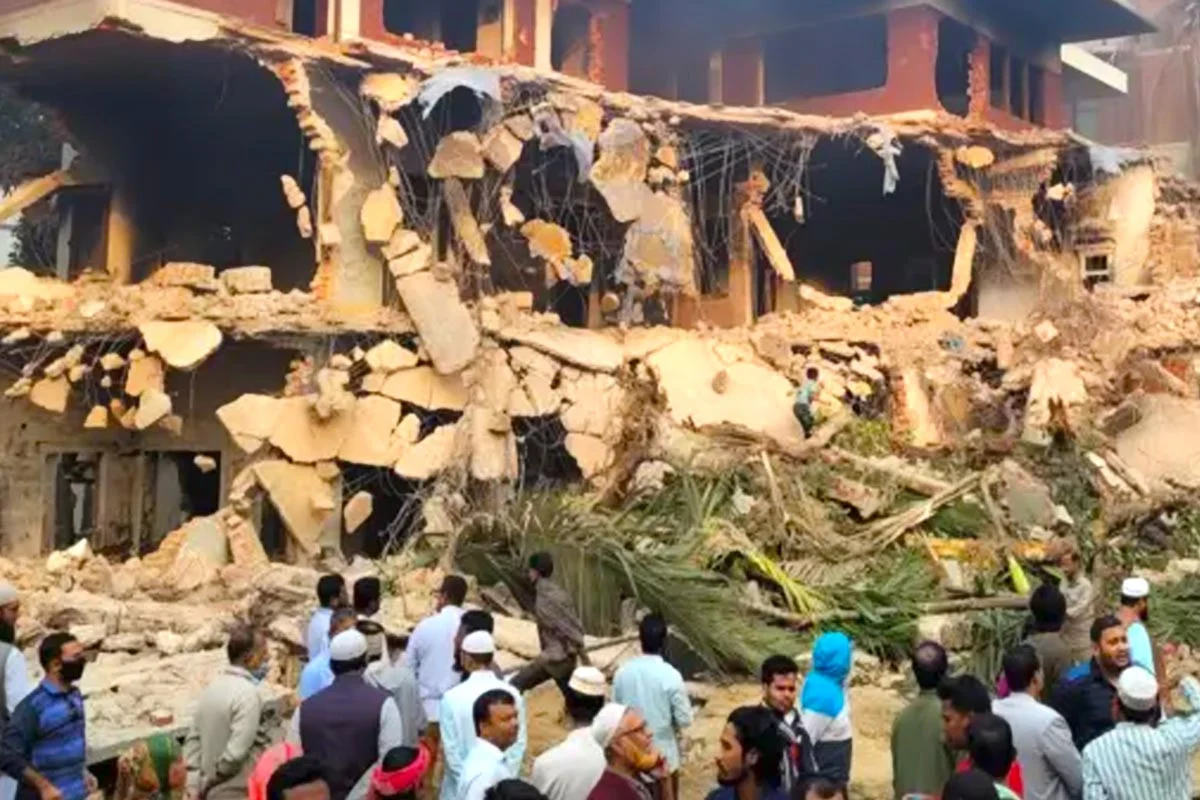 ৩২ নম্বর বাড়ির সামনের অংশ দেয়া হয়েছে গুঁড়িয়ে, এখনও চলছে ভাঙা কার্যক্রম