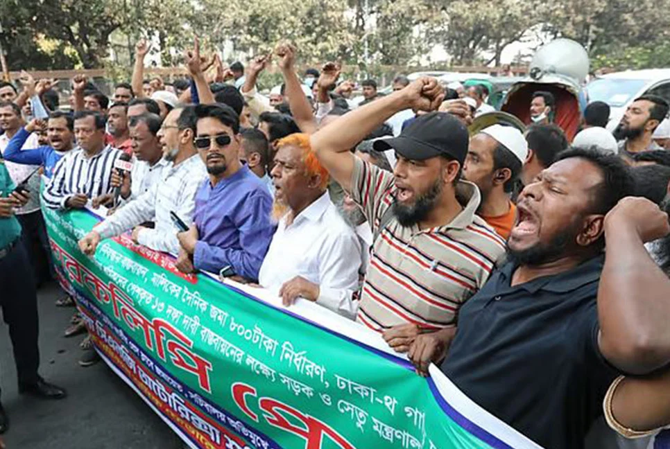 এবার সিএনজি চালকদের ১৩ দফা দাবিতে বিক্ষোভ