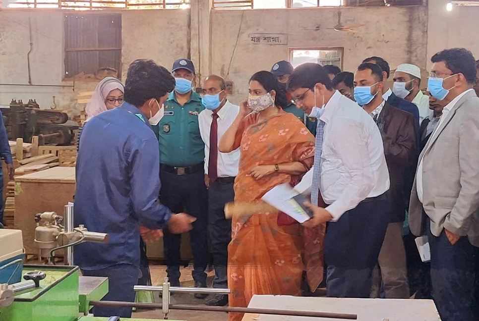 সিঙ্গেল ইউজ প্লাস্টিকের বিকল্প পণ্য প্রসারে কাজ করছে সরকার : পরিবেশ উপদেষ্টা