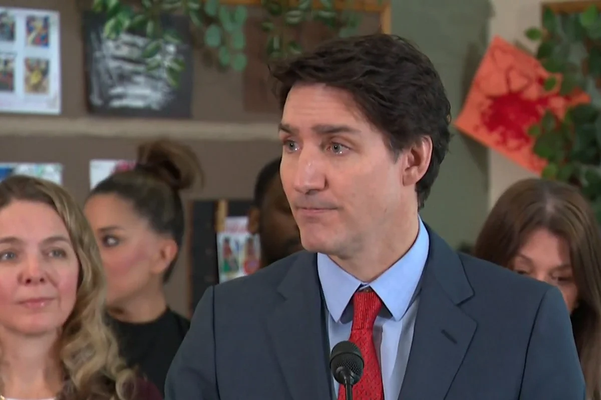 ট্রাম্পের শুল্ক হুঁশিয়ারির মধ্যেই সাংবাদিকদের সামনে কাঁদলেন ট্রুডো