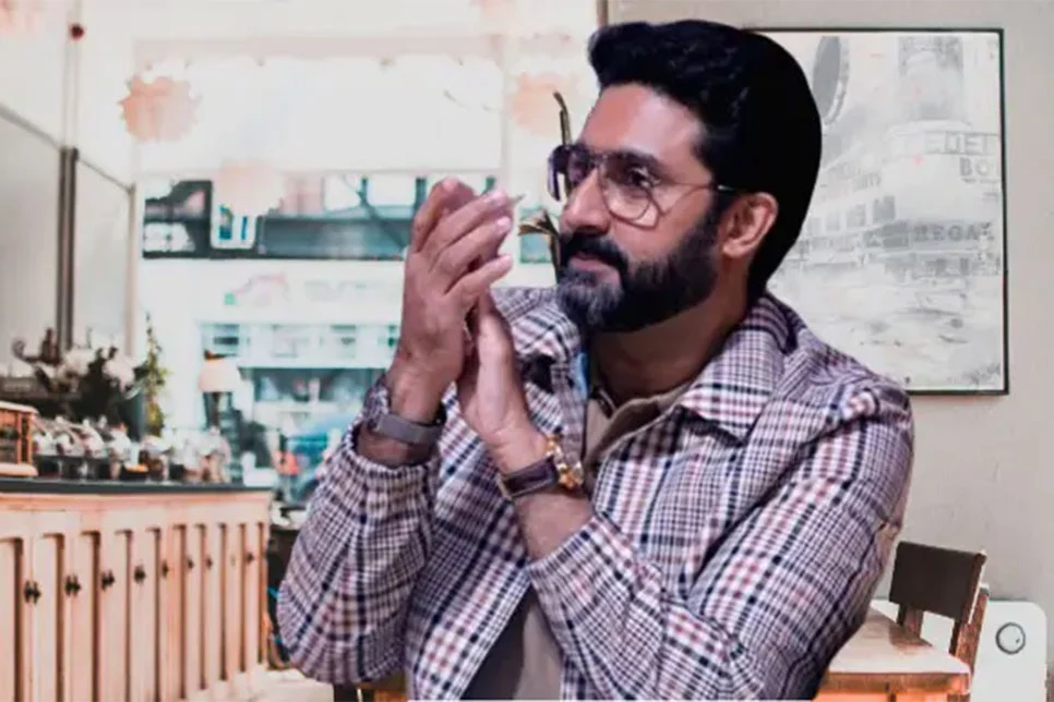 দুই হাতে ঘড়ি পরার কারণ জানালেন অভিষেক