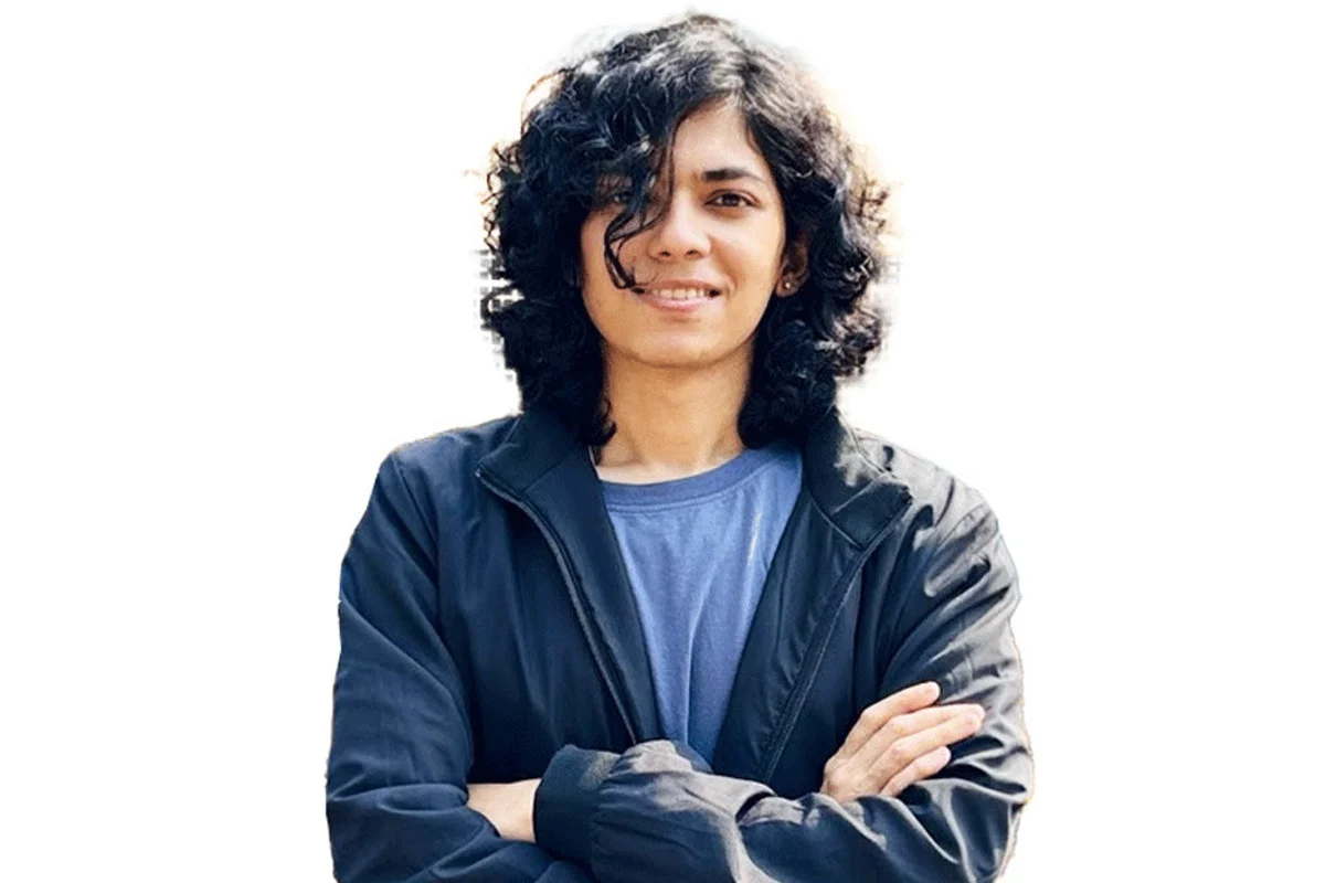 স্ট্রোক করেছেন তরুণ শিল্পী এঞ্জেল নূর