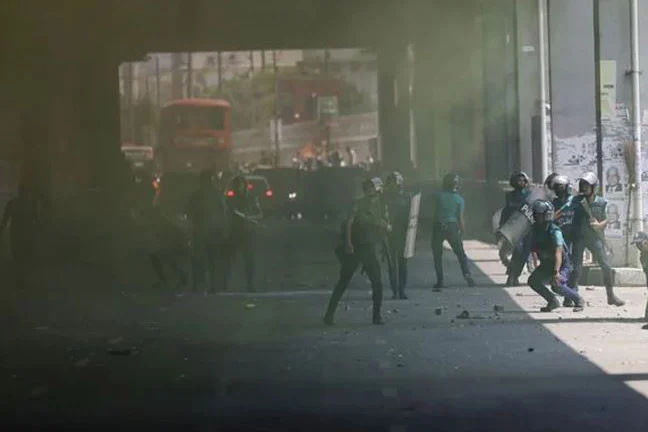 সচিবালয়ের সামনে শ্রমিক-পুলিশ সংঘর্ষ, আহত ৪০