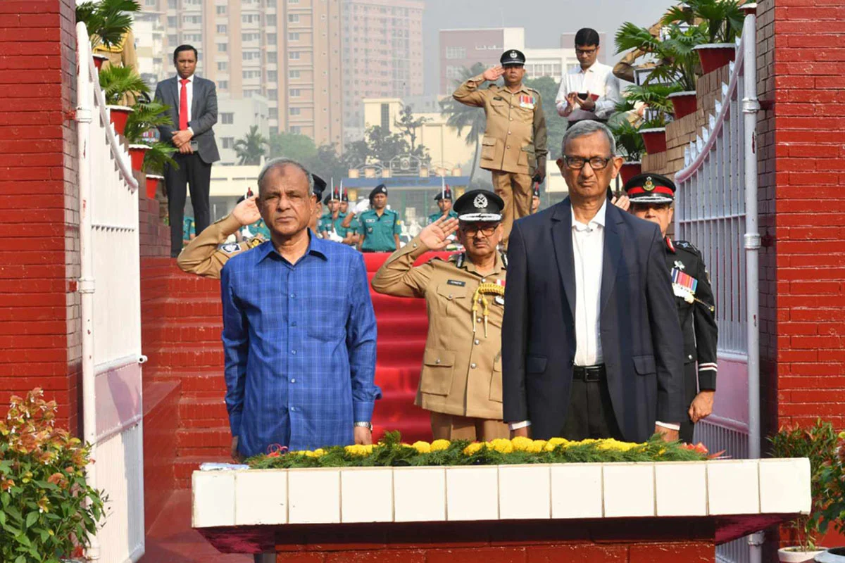 রাজারবাগ পুলিশ স্মৃতিসৌধে স্বরাষ্ট্র উপদেষ্টা, আইজিপির শ্রদ্ধা
