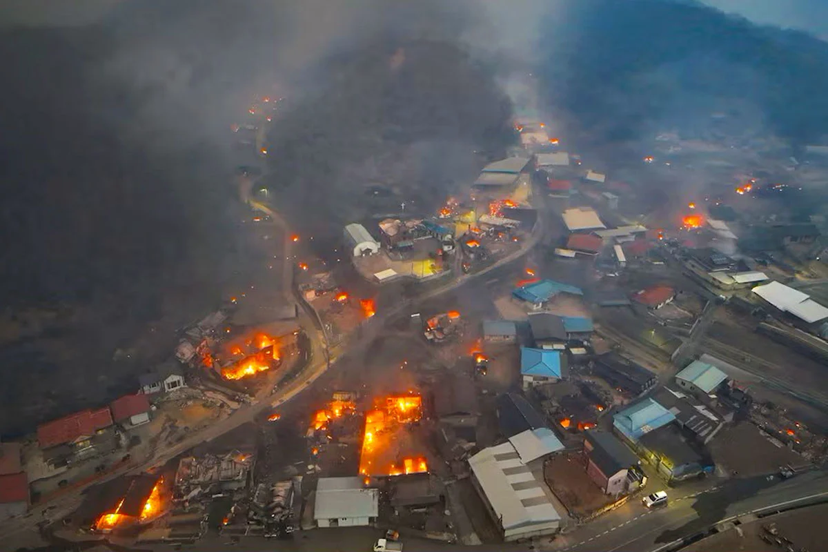 দক্ষিণ কোরিয়ায় দাবানলে মৃতের সংখ্যা বেড়ে ১৮
