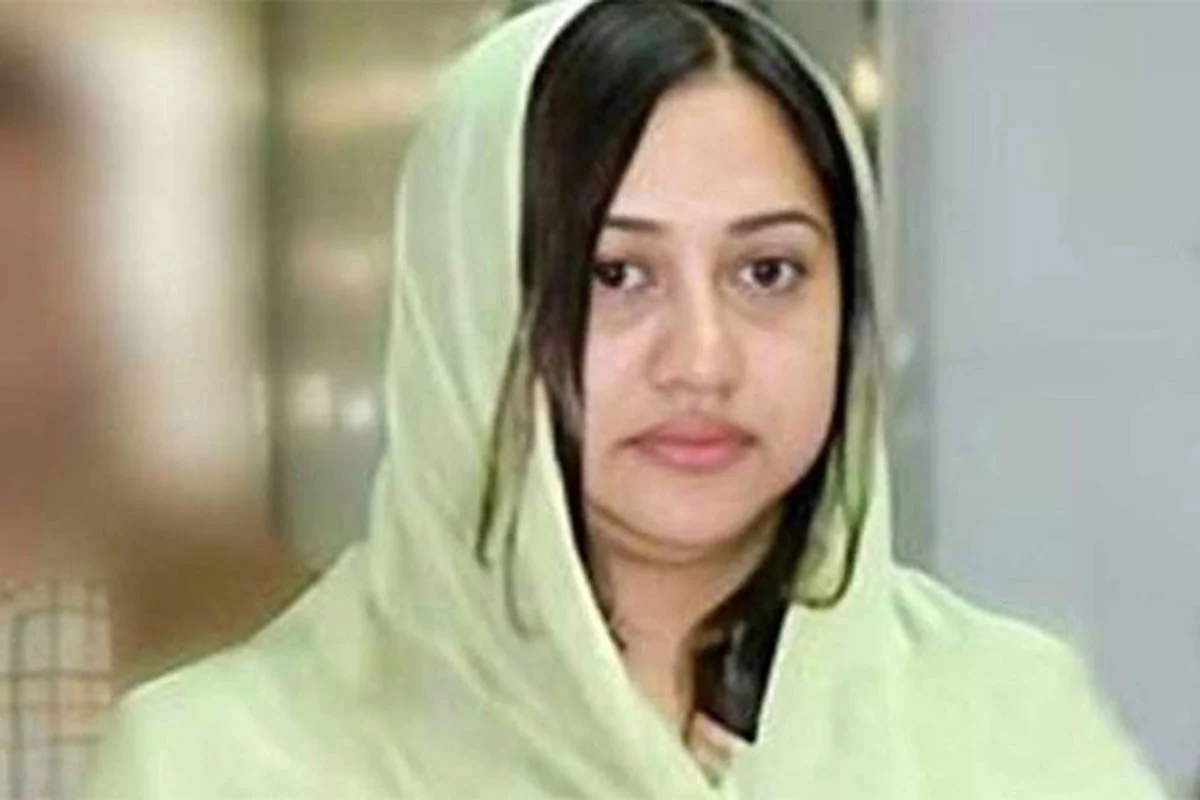 মায়ের হঠাৎ অসুস্থতার খবরে দেশে আসলেন কোকোর স্ত্রী শর্মিলা