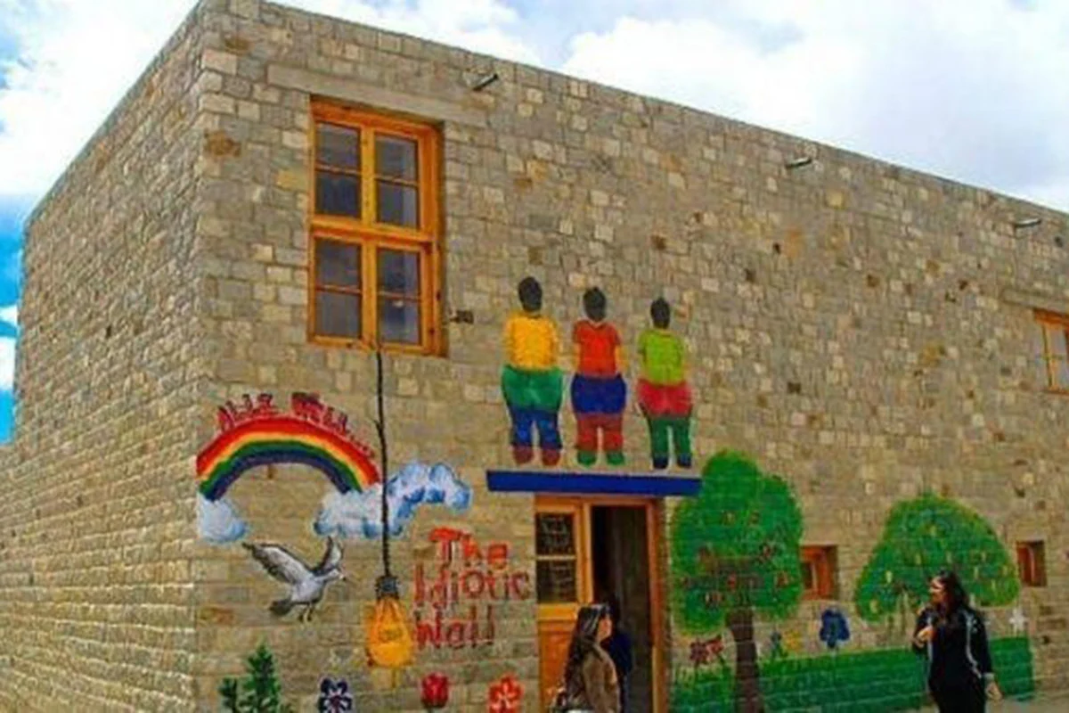 ২০ বছর পর স্বীকৃতি পেল ‘থ্রি ইডিয়টস’ এর সেই বিখ্যাত স্কুল