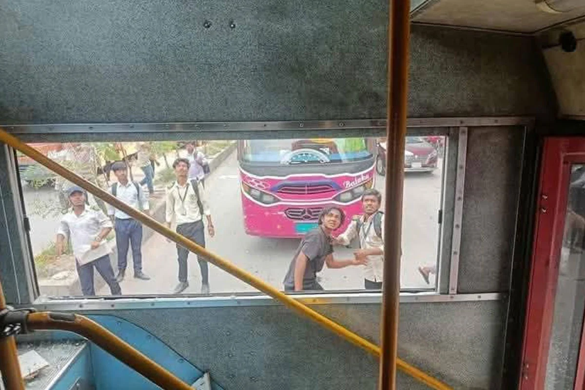 ঢাবির বাসে হামলার ঘটনায় ৫ জন গ্রেফতার