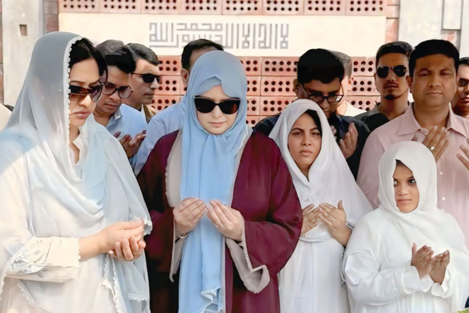 কোকোর কবর জিয়ারত করলেন ডা. জোবাইদা ও শর্মিলা