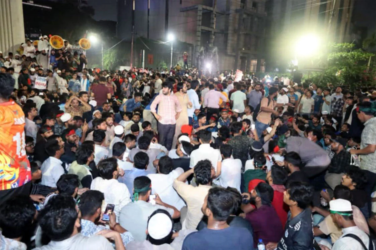 আওয়ামী লীগের কার্যক্রম নিষিদ্ধের খবরে ছাত্র-জনতার উল্লাস