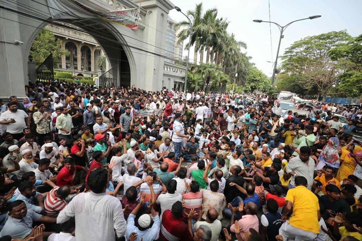 ইশরাককে মেয়রের দায়িত্ব বুঝিয়ে দেওয়ার দাবিতে নগরভবনের সামনে বিক্ষোভ