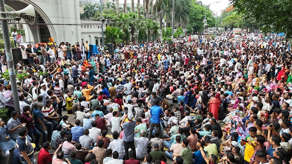 ব্লকেডে আটকা নগর ভবন, সেবা কার্যক্রম বন্ধ