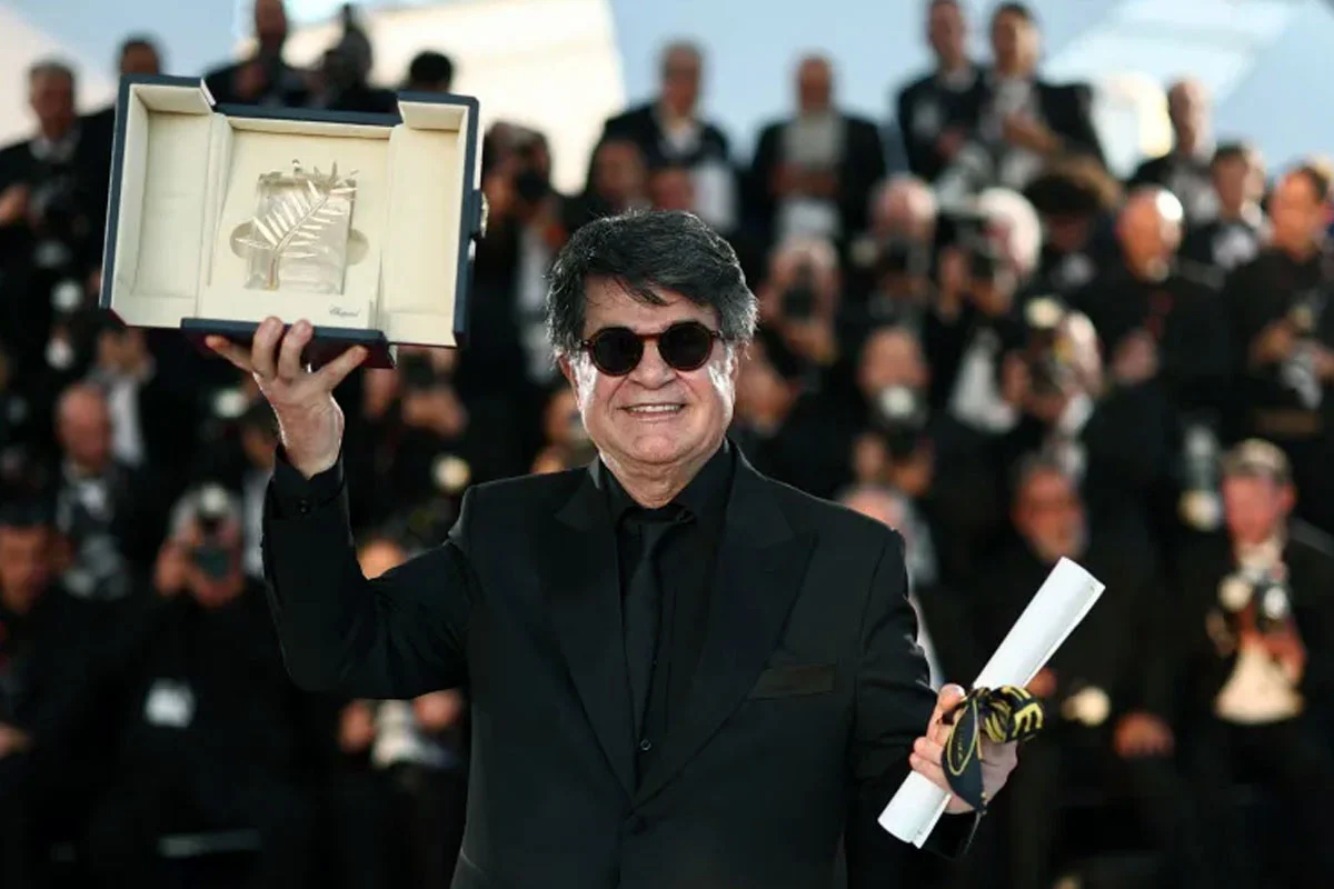 কানে ‘স্বর্ণপাম’ জিতলেন নিষিদ্ধ ইরানি পরিচালক জাফর পানাহি