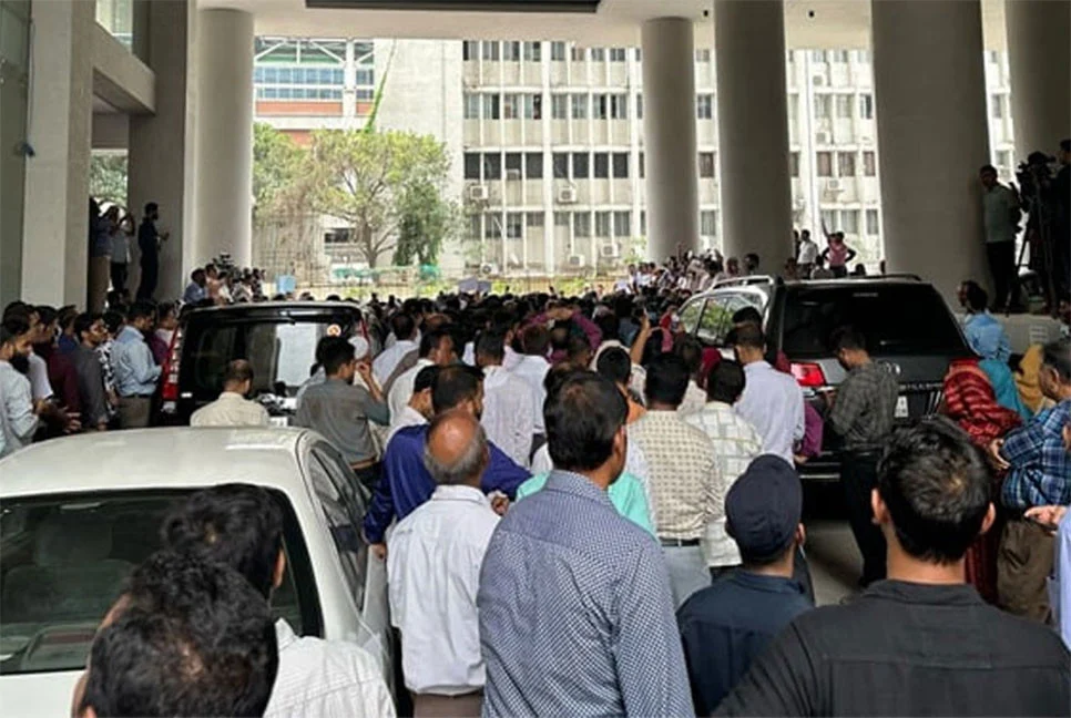 সচিবালয়ে আজও বিক্ষোভ করছেন কর্মকর্তা–কর্মচারীরা