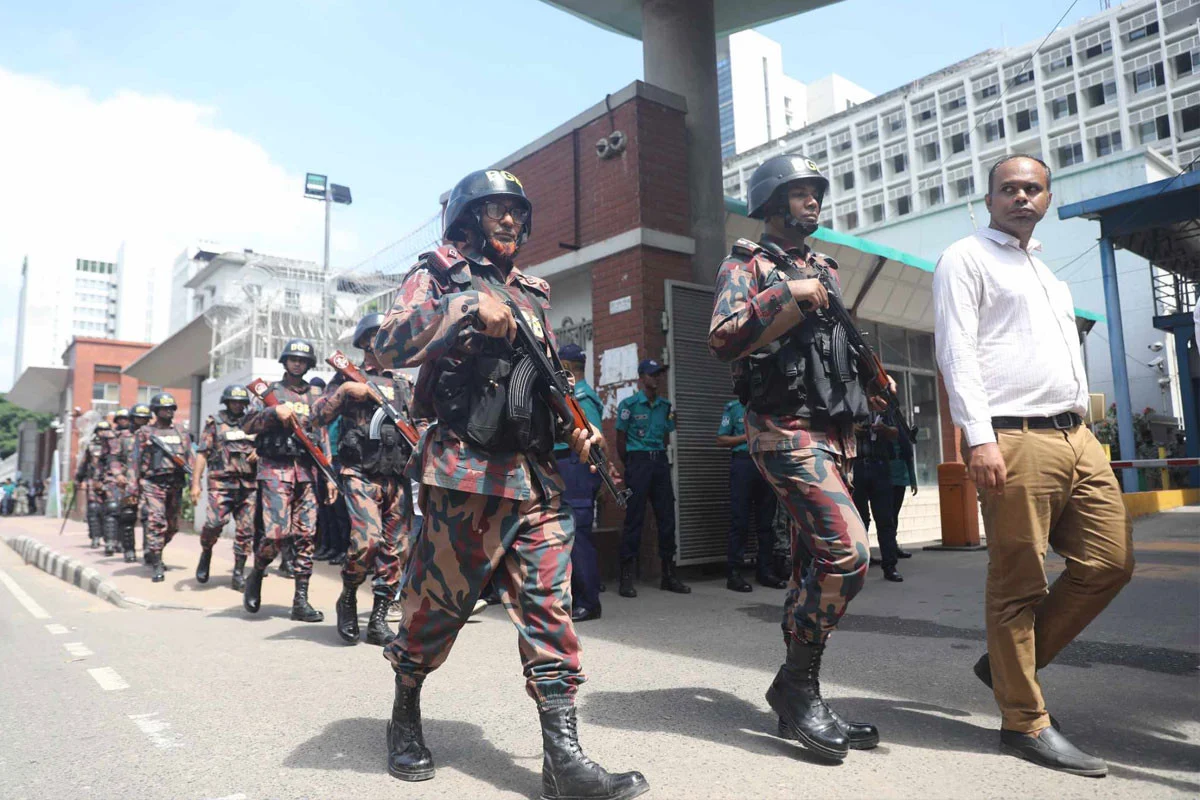 সচিবালয় ঘিরে কঠোর নিরাপত্তা, সোয়াট ও বিজিবি মোতায়েন