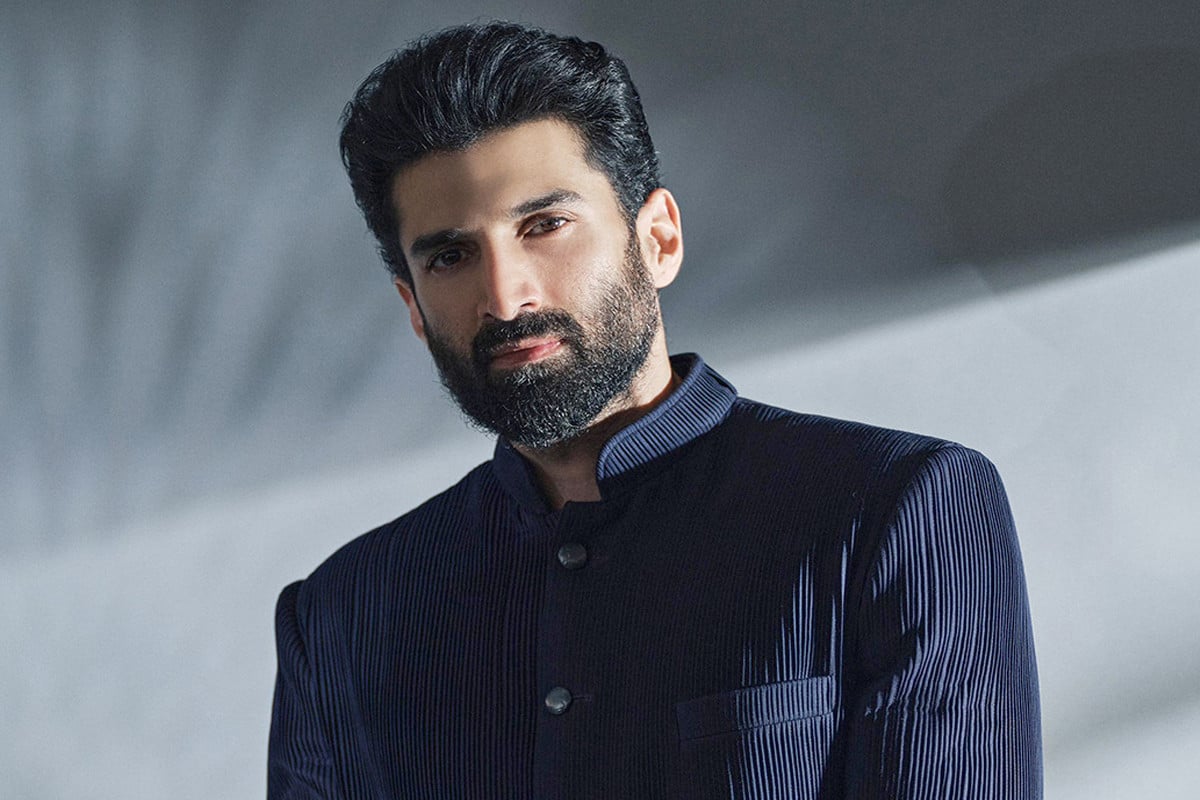 উপহার নিয়ে বাড়িতে হাজির নারী ভক্ত, পুলিশে দিলেন আদিত্য