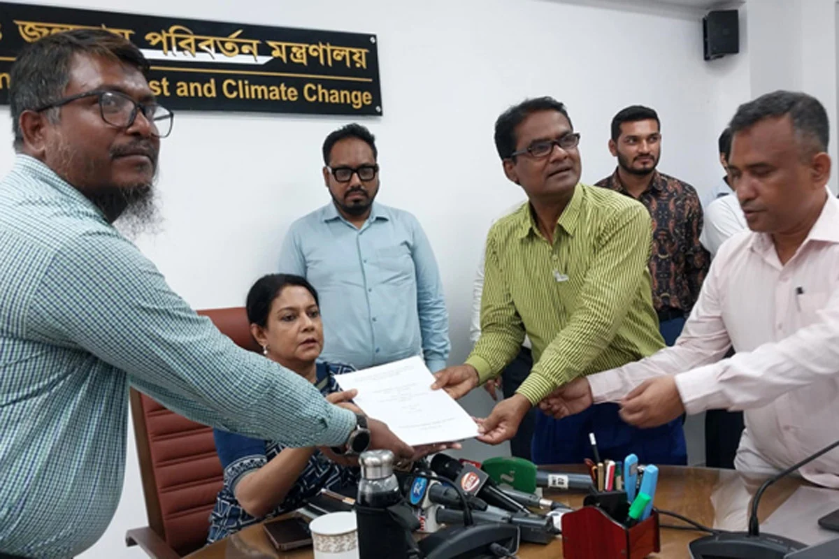 তিন উপদেষ্টার কাছে স্মারকলিপি দিলেন সচিবালয়ের কর্মচারীরা