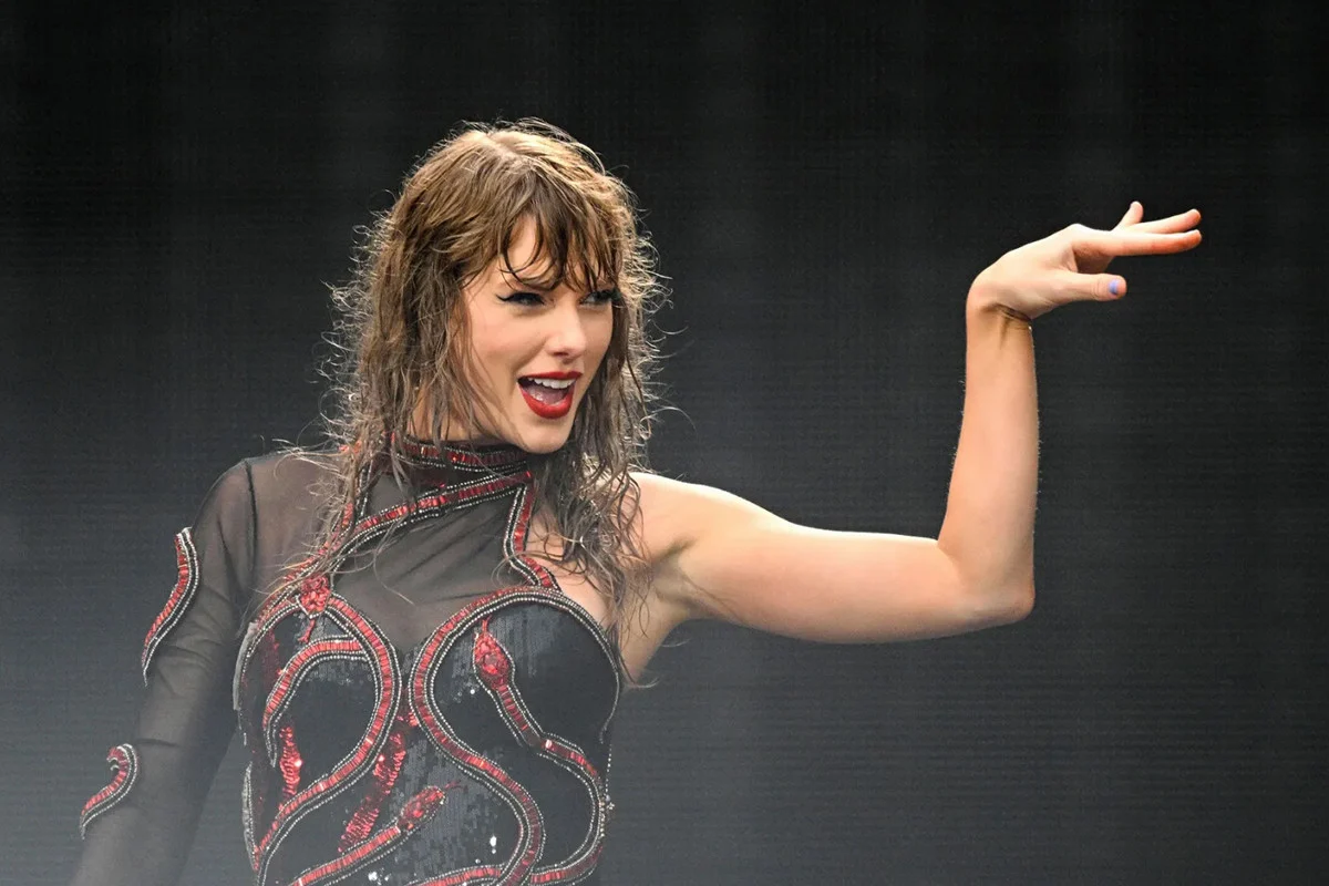 নিজের গানই টেলর সুইফটকে কিনতে হলো ৭ হাজার ৪৩৪ কোটি টাকায়!