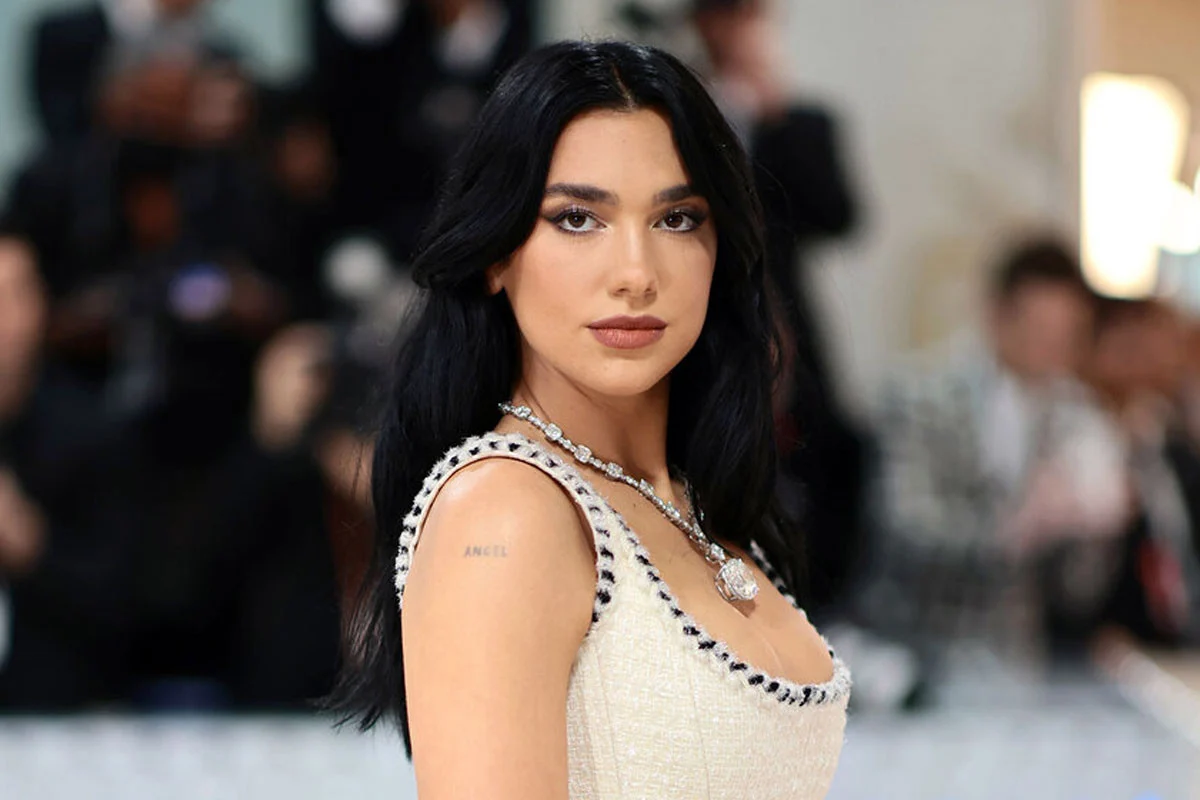 অবশেষে বাগ্‌দানের খবর জানালেন ব্রিটিশ গায়িকা