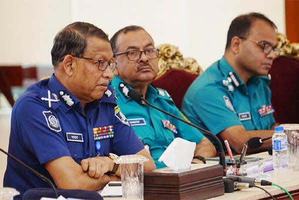 ডিউটি পোস্টে মোবাইল ফোন ব্যবহার করা যাবে না: আইজিপি