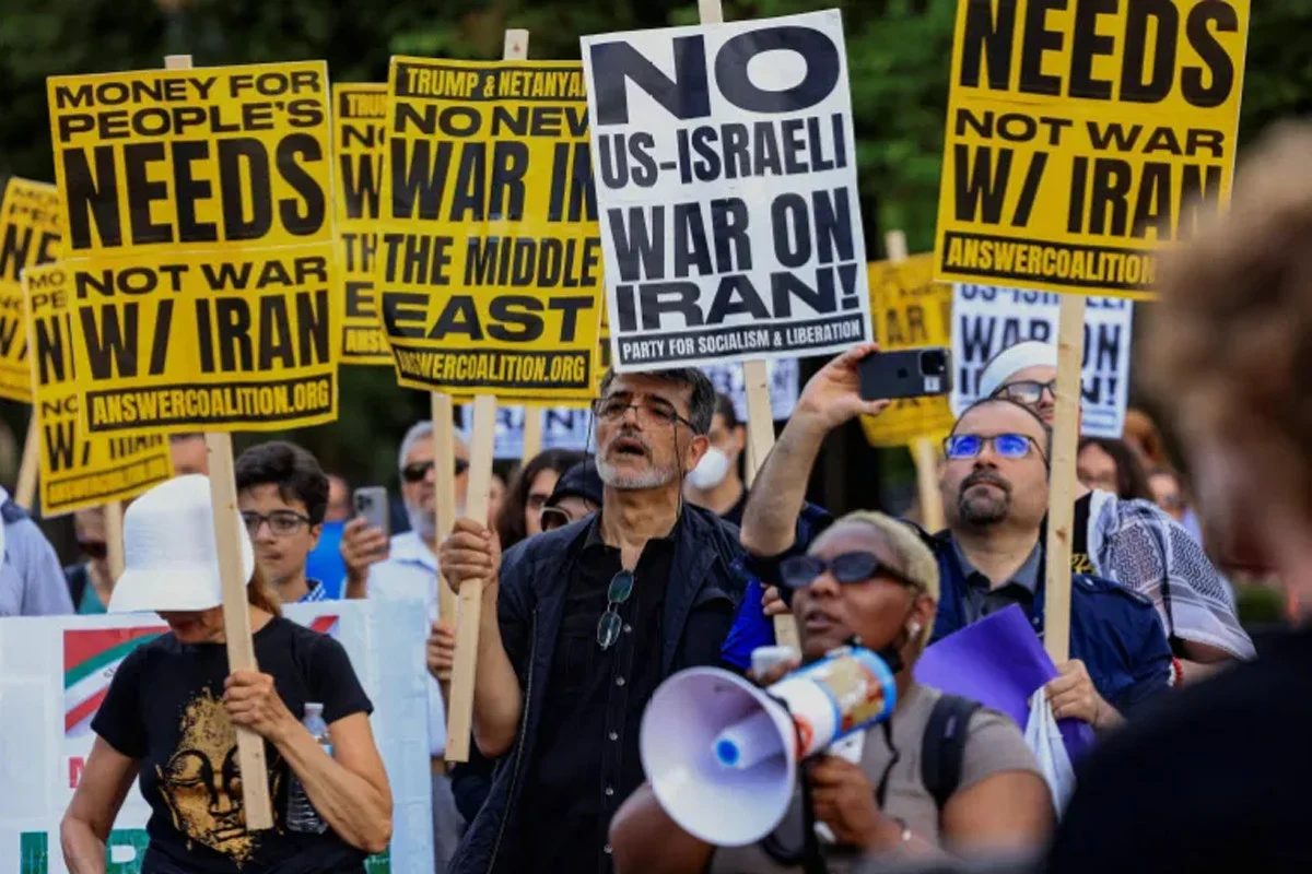 ‘ইরানে কোনো যুদ্ধ নয়’, হোয়াইট হাউসের সামনে মার্কিনিদের বিক্ষোভ