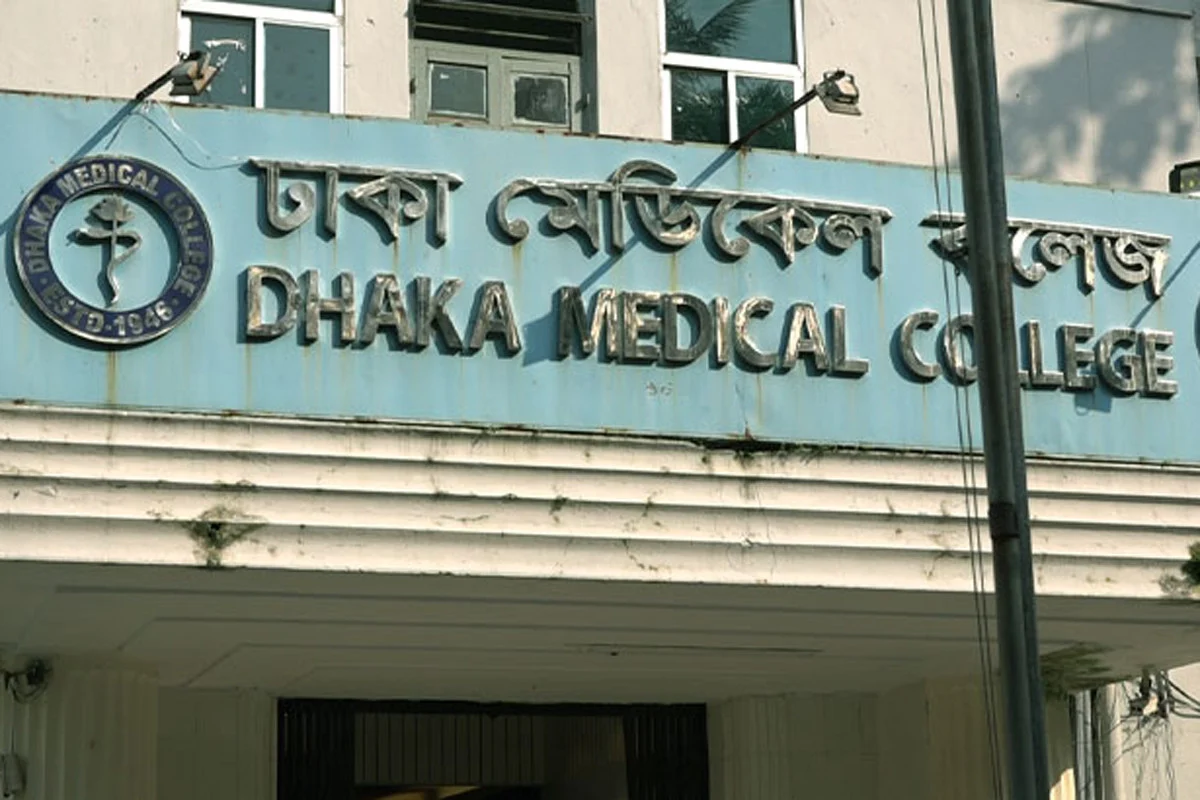 অনির্দিষ্টকালের জন্য ঢামেক বন্ধ ঘোষণা, শিক্ষার্থীদের হল ছাড়ার নির্দেশ