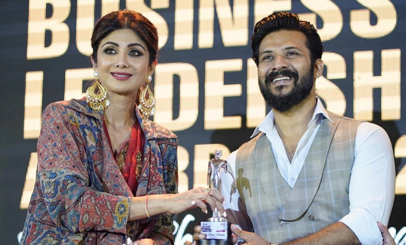 শিল্পার হাত থেকে পুরস্কার নিলেন নিরব