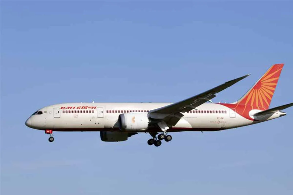 পোড়া গন্ধে মাঝ আকাশ থেকে ফিরে এলো এয়ার ইন্ডিয়ার ফ্লাইট