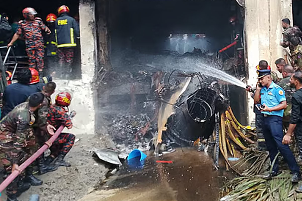 বিমান বাহিনীর প্রশিক্ষণ বিমান বিধ্বস্ত : একজনের লাশ উদ্ধার