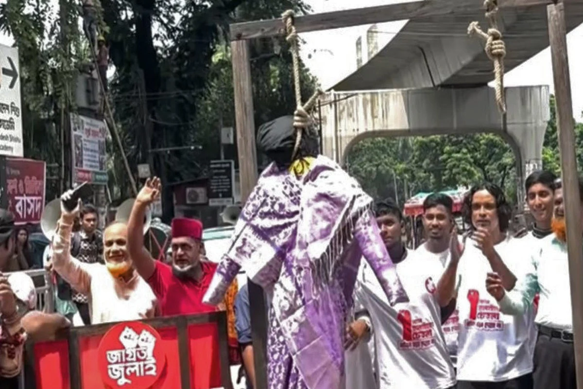 ‘জনতার আদালতে’ প্রকাশ্যে শেখ হাসিনার প্রতীকী ফাঁসি কার্যকর