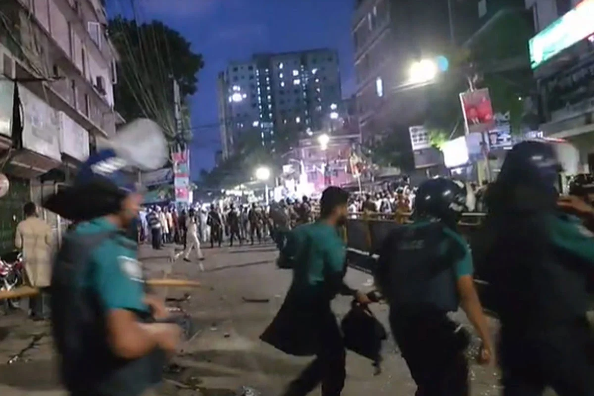 জাতীয় পার্টির কার্যালয়ের সামনে ধাওয়া-পাল্টা ধাওয়া