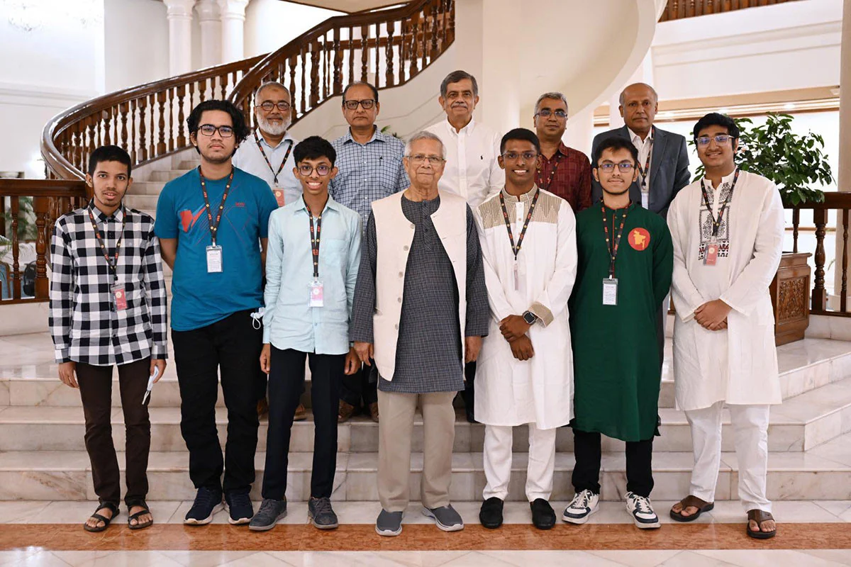 প্রধান উপদেষ্টার সঙ্গে অলিম্পিয়াডে পদকজয়ী ছয় শিক্ষার্থীর সাক্ষাৎ
