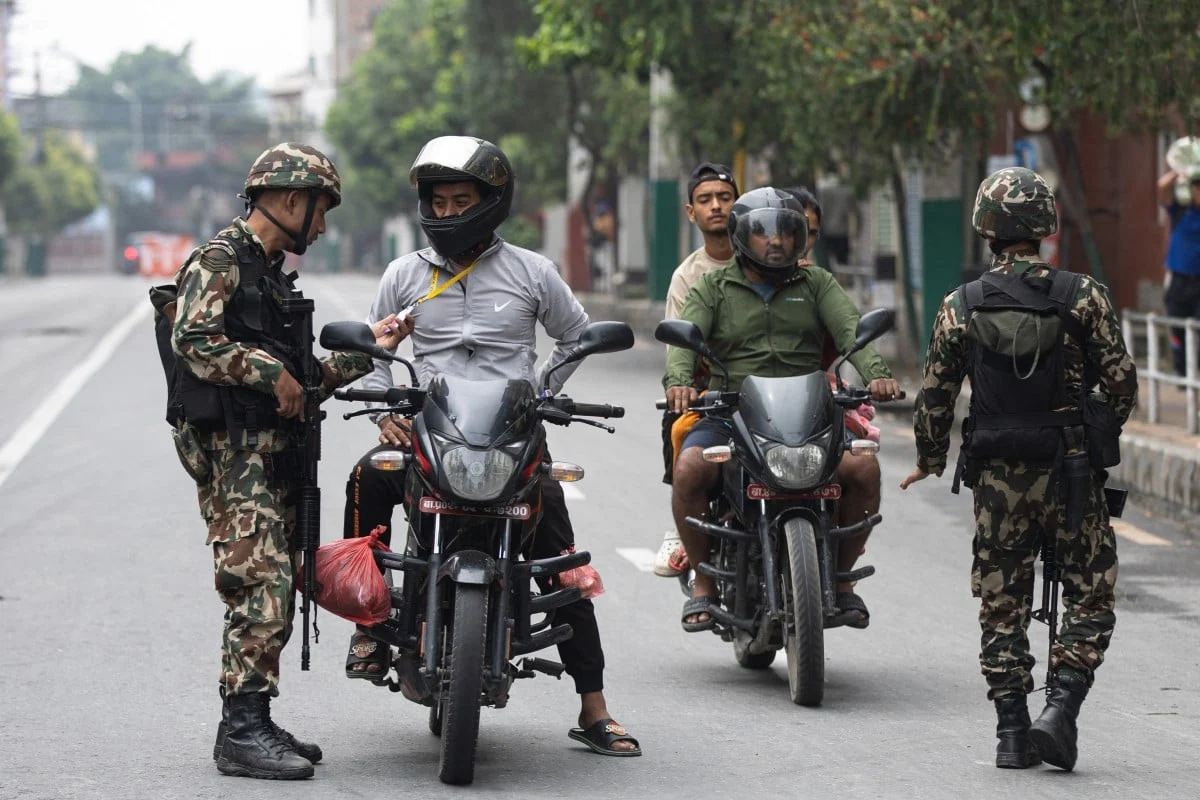 নেপালে অন্তর্বর্তী সরকার গঠনের তোড়জোড়, সড়কে সেনা টহল