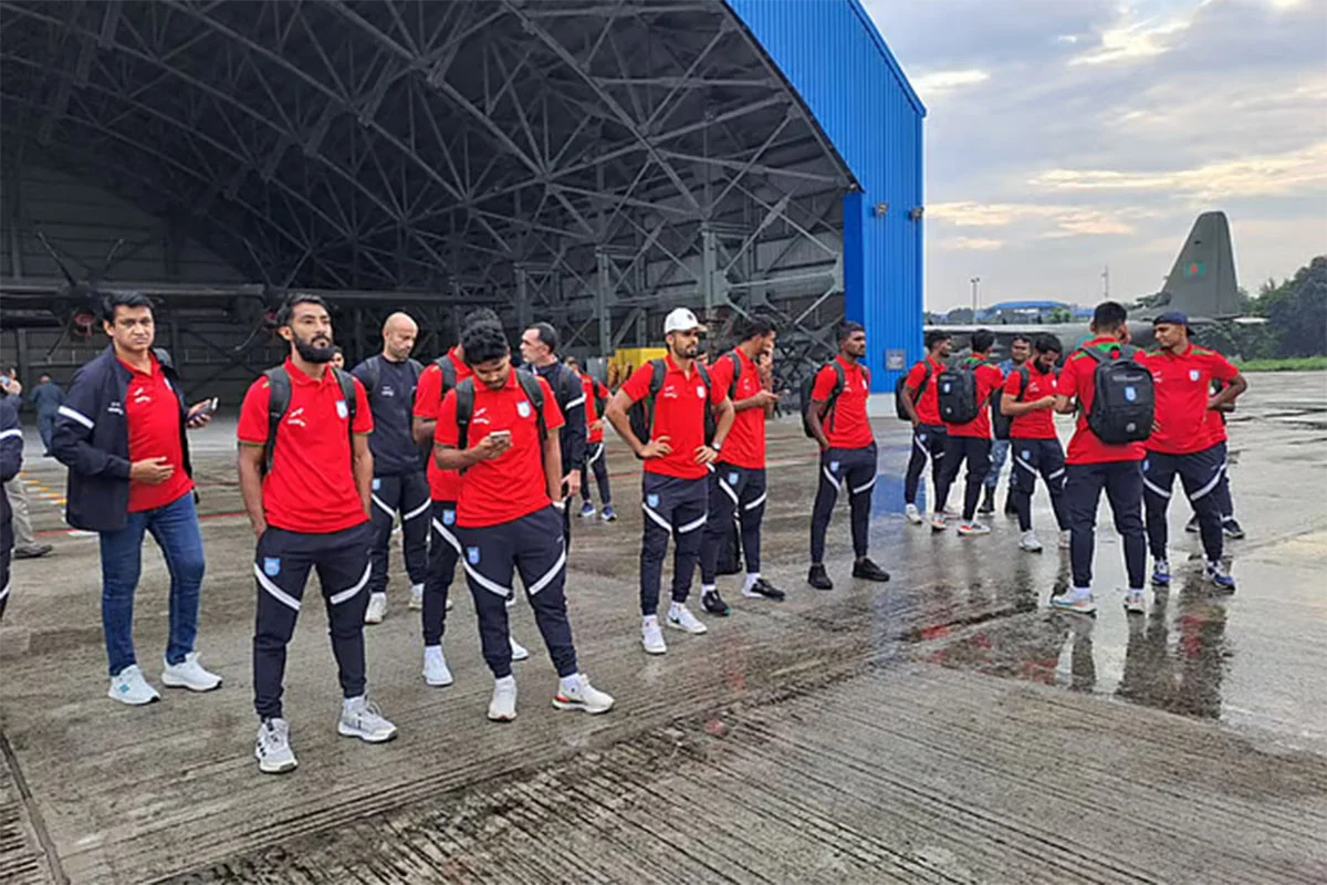 বিমানবাহিনীর বিশেষ ফ্লাইটে দেশে ফিরলো জাতীয় ফুটবল দল