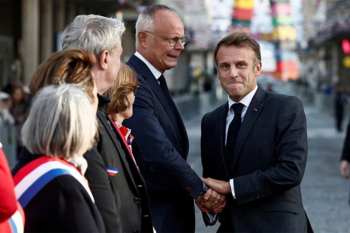ম্যাক্রোঁকে পদত্যাগের আহ্বান জানালেন তার প্রথম প্রধানমন্ত্রী ফিলিপ