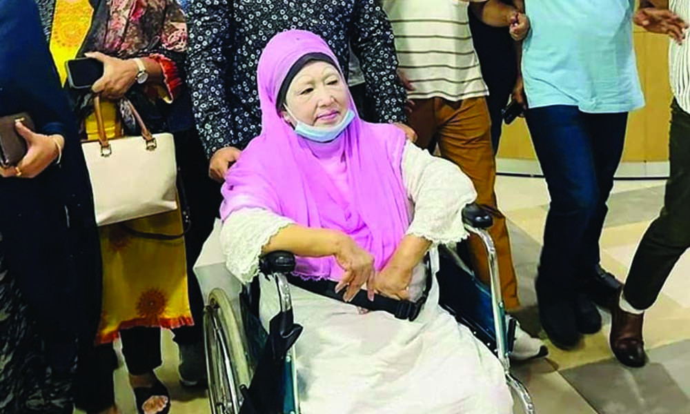 হাসপাতাল থেকে বাসায় ফিরলেন খালেদা জিয়া