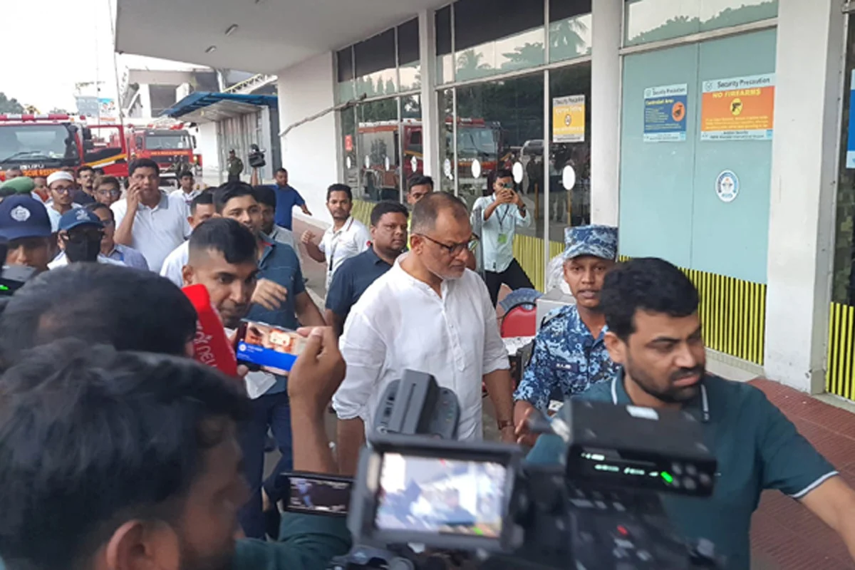 আগুনের ঘটনাস্থল পরিদর্শনে বিমান উপদেষ্টা
