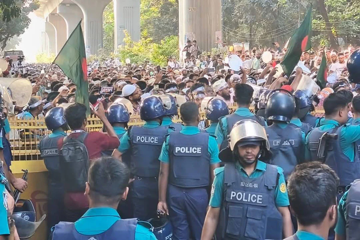 থালা-বাসন নিয়ে এমপিওভুক্ত শিক্ষকদের ভুখা মিছিল, আটকে দিল পুলিশ