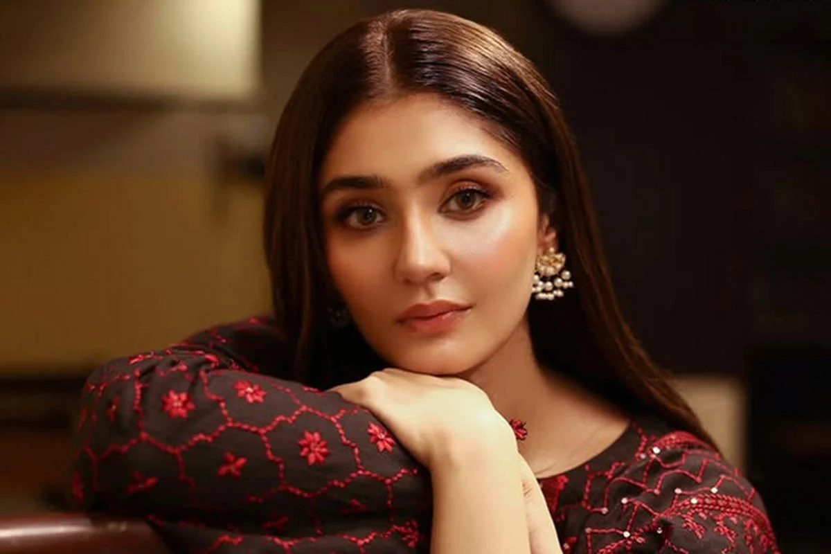 হোটেল থেকে জায়নামাজ চুরি করলেন পাকিস্তানি অভিনেত্রী