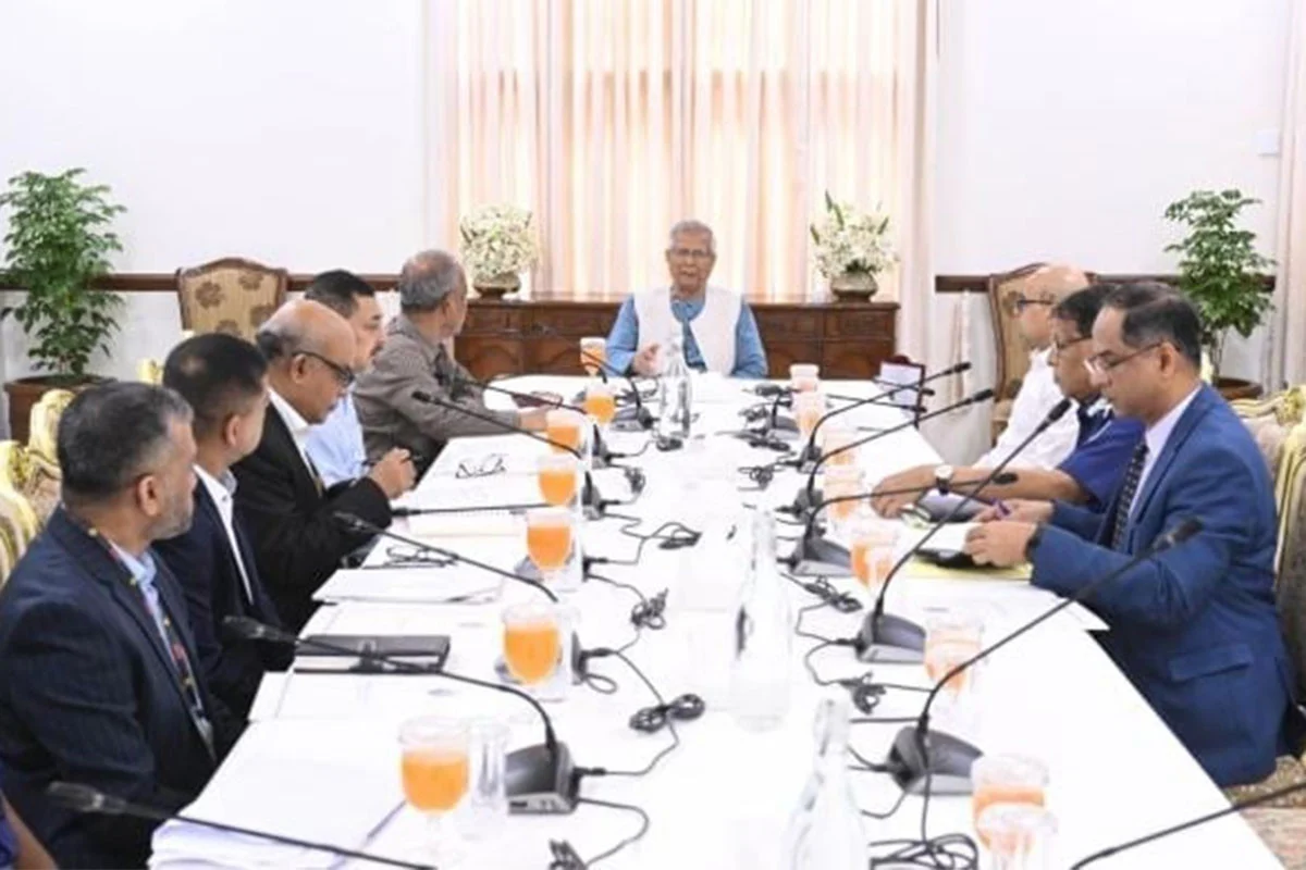 নির্বাচনে স্বচ্ছতা নিশ্চিতে দ্রুত বডি-অন-ক্যামেরা ক্রয়ের নির্দেশ প্রধান উপদেষ্টার