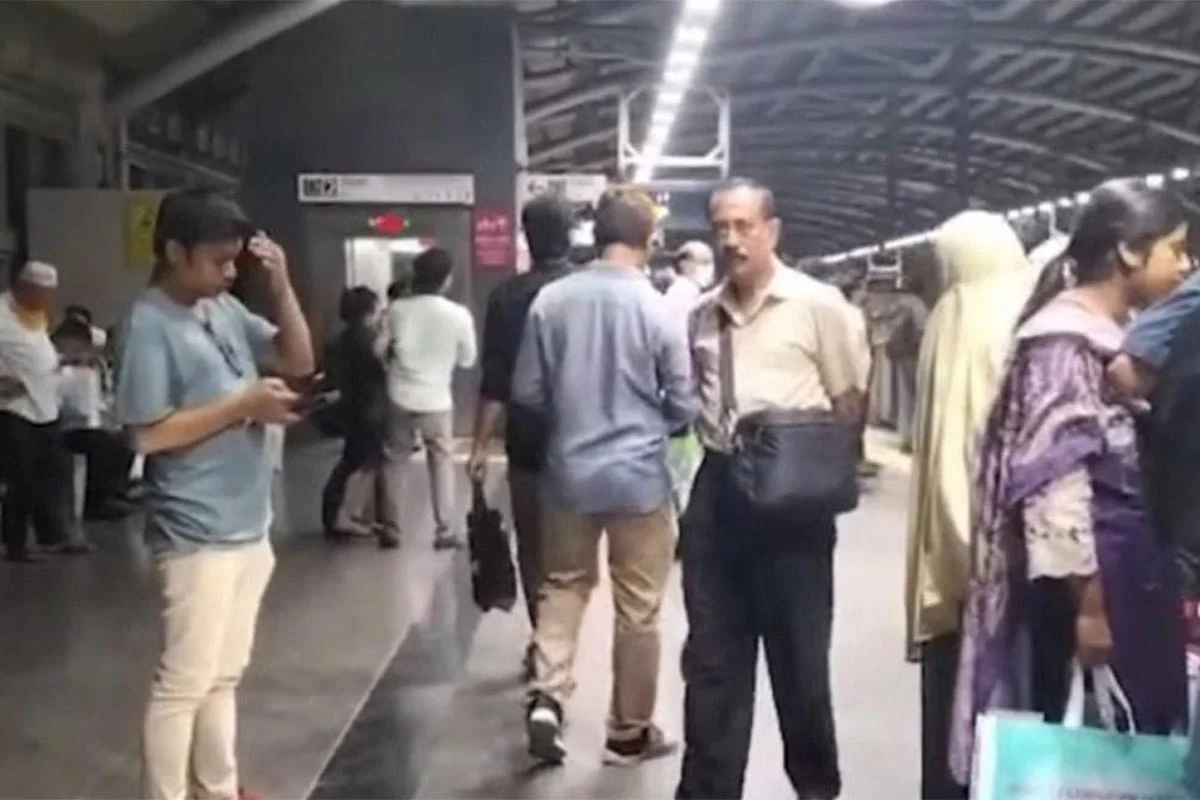 মেট্রো রেলে ঝাঁকুনি, কারওয়ান বাজার-আগারগাঁও রুটে চলাচল বন্ধ