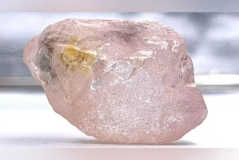 অ্যাঙ্গোলায় ৩০০ বছরের মধ্যে সবচেয়ে বড় গোলাপি হীরার সন্ধান দাবি