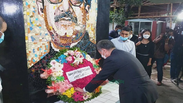 বঙ্গবন্ধুর প্রতিকৃতিতে চীনা পররাষ্ট্রমন্ত্রীর শ্রদ্ধা
