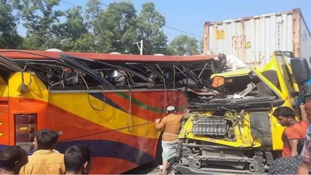বাস-কাভার্ডভ্যান সংঘর্ষে নিহত তিন, হাসপাতালে ১০