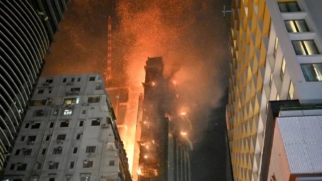 হংকংয়ের বহুতল ভবনে ভয়াবহ আগুন