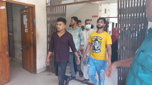 মামলার শুনানিতে এসে আদালতপাড়ায় স্ত্রীকে কোপালো স্বামী