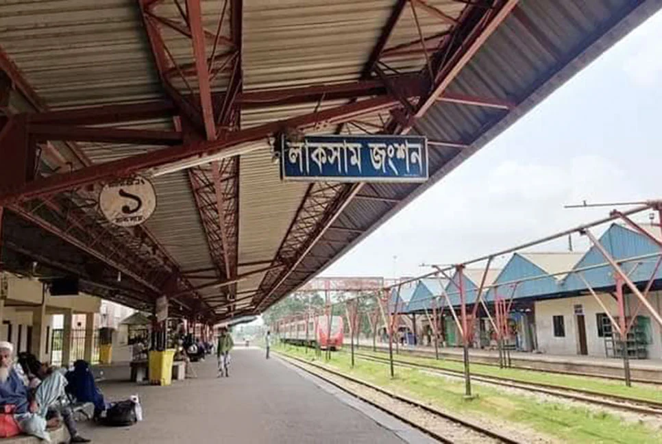 ট্রেনের ছাদে টিকটক, পা পিছলে পড়ে ৬ টুকরো কিশোর