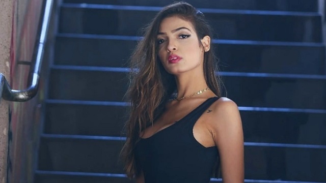 ব্রাজিল গোল করলেই টপলেস হবেন মডেল