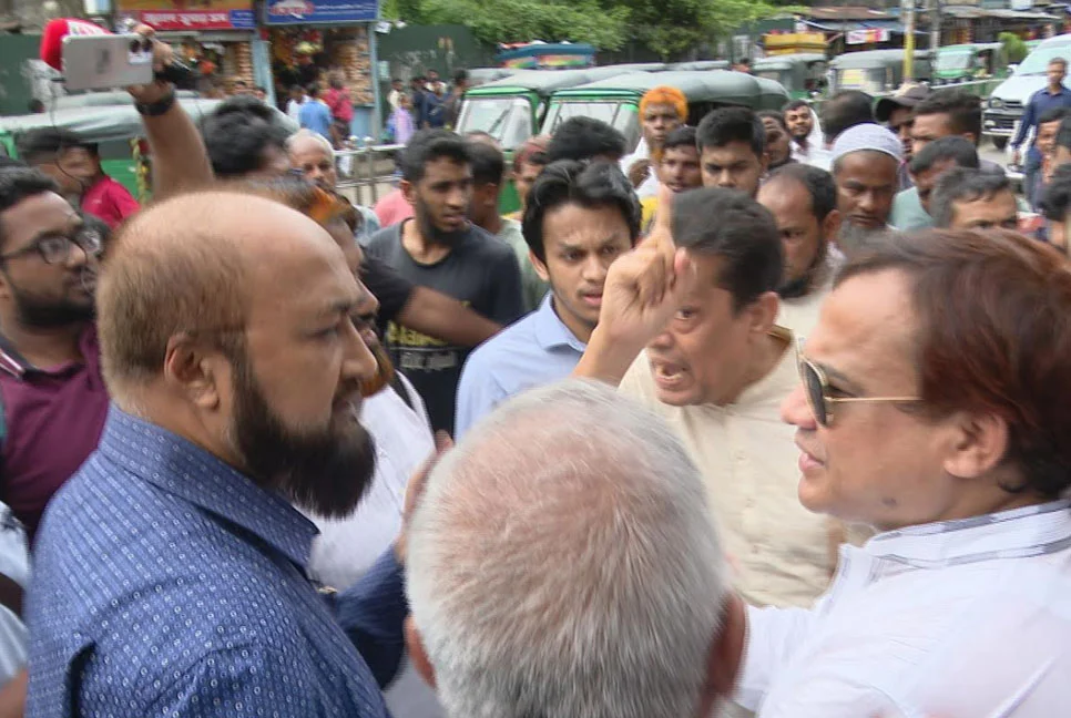 উচ্ছেদ অভিযানে গিয়ে বাধার মুখে মেয়র আরিফ