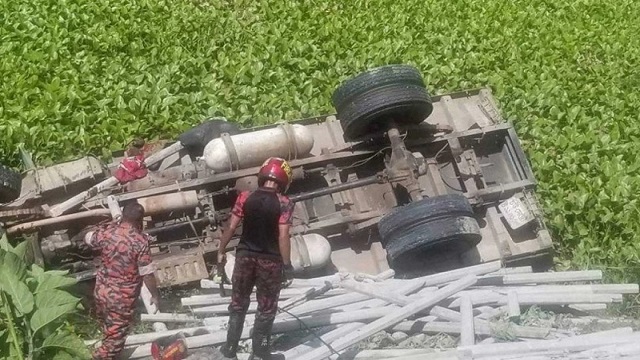 নিয়ন্ত্রণ হারিয়ে দুই ট্রাক খাদে : নিহত ৬, আহত ১৩